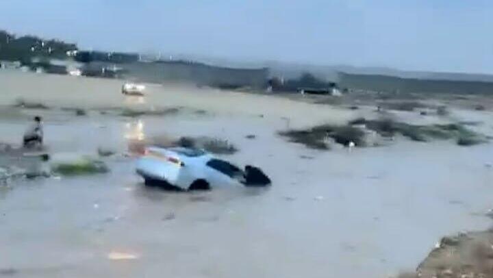 חשש כבד לחייו: אדם ניסה לחלץ רכב ששקע בנחל מיתר - ונסחף בזרם