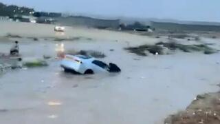 אדם נסחף עם רכבו בשיטפון בנחל חברון 