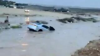 אדם נסחף עם רכבו בשיטפון בנחל חברון 