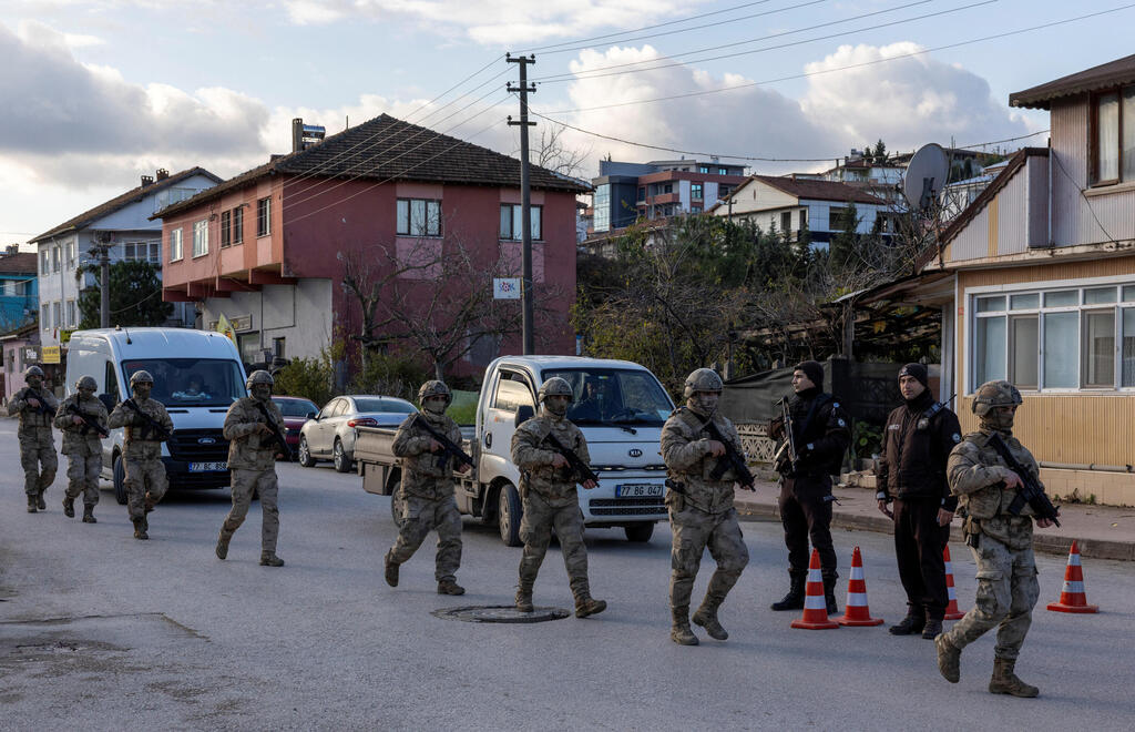 Turkish gendarmerie special forces team leaves the site where Turkish security forces launched an operation on a house believed to contain suspected Islamic State terrorists, and where, according to state media, seven officers were wounded in a clash, in Yalova province, Turkey, December 29, 2025 