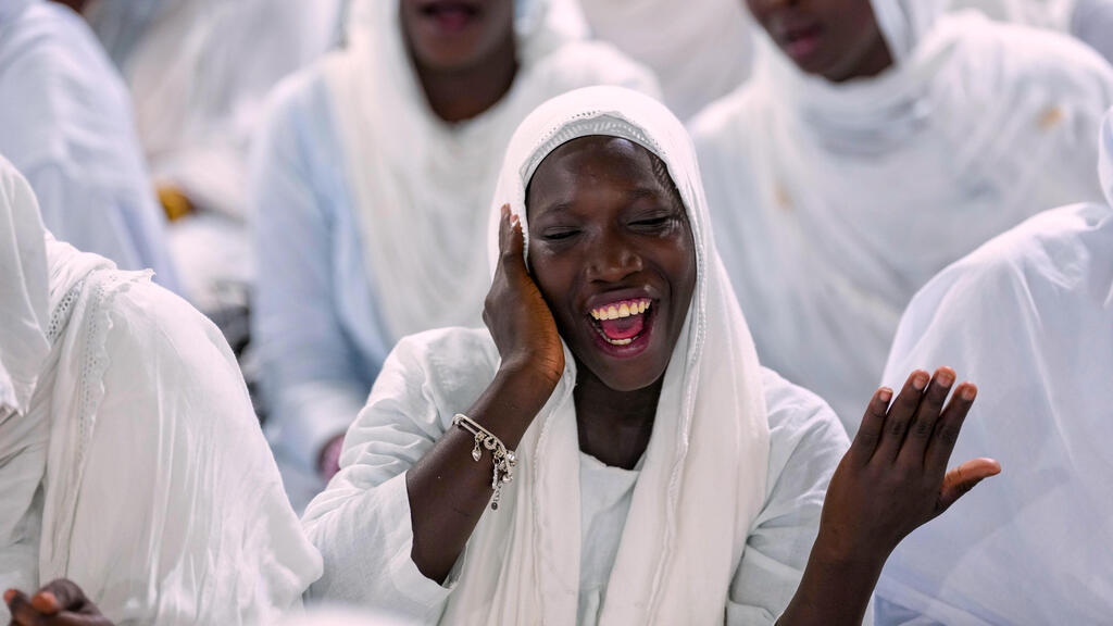 אישה מדקלמת תפילות בזמן שאנשים מציינים את יום הולדתו של הנביא מוחמד, המכונה מוליד (מאווליד), בדקר, סנגל, 5 בספטמבר 2025.