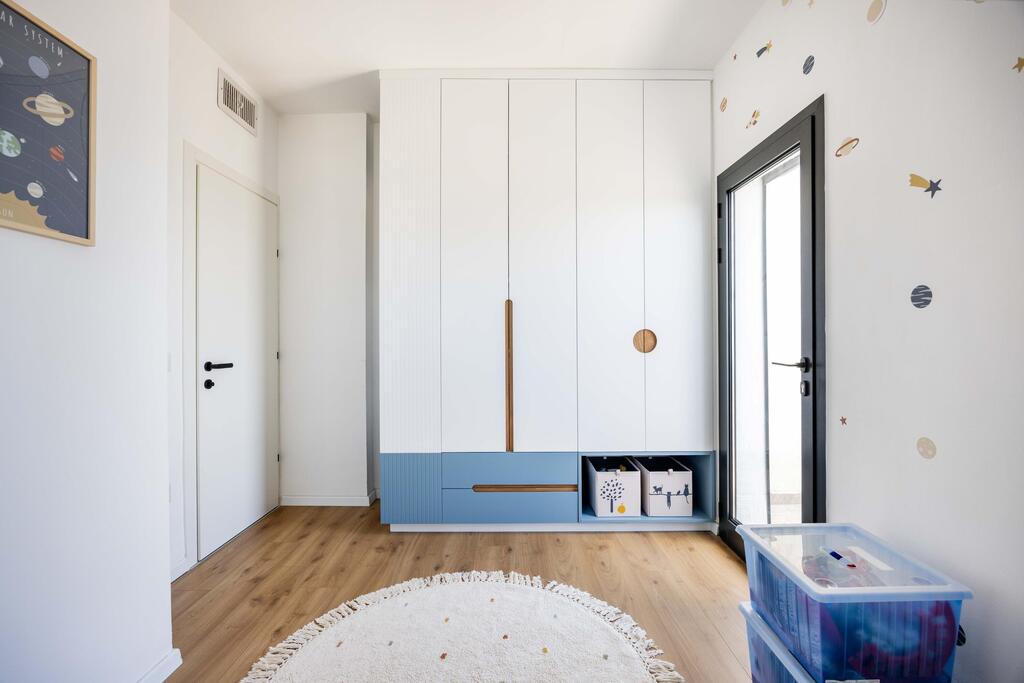 A custom-built wardrobe paired with IKEA furniture. Designed by Tania Alperin. (Photo: Orit Arnon) ארון בנגרות אישית והשאר מאיקאה. עיצוב פנים: טניה אלפרין