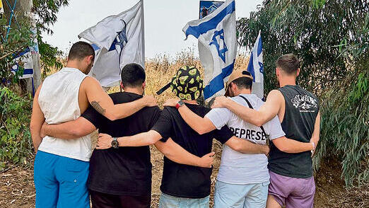 מציגים את הקעקוע המשותף לזכרו. חבריו של רני בנקודה האחרונה בה נצפה