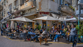 ישראלים בבית קפה בתל אביב