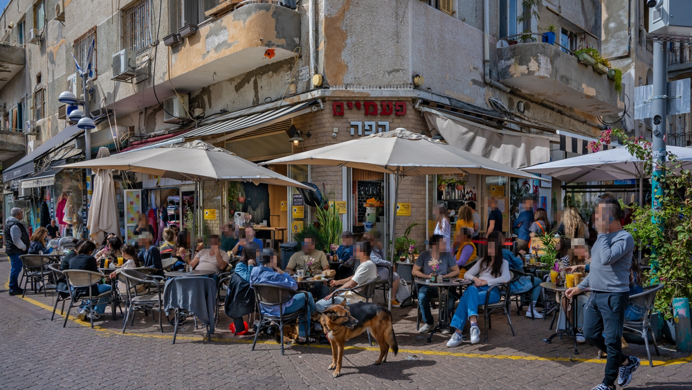 ישראלים בבית קפה בתל אביב