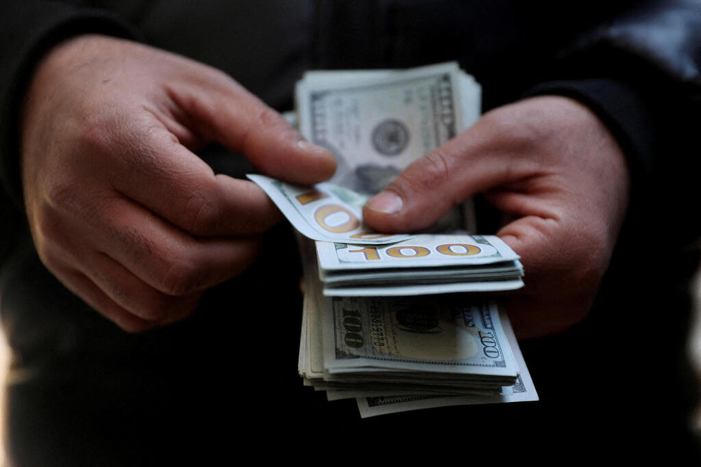 טהרן איראן איש מחזיק שטרות של דולרים
