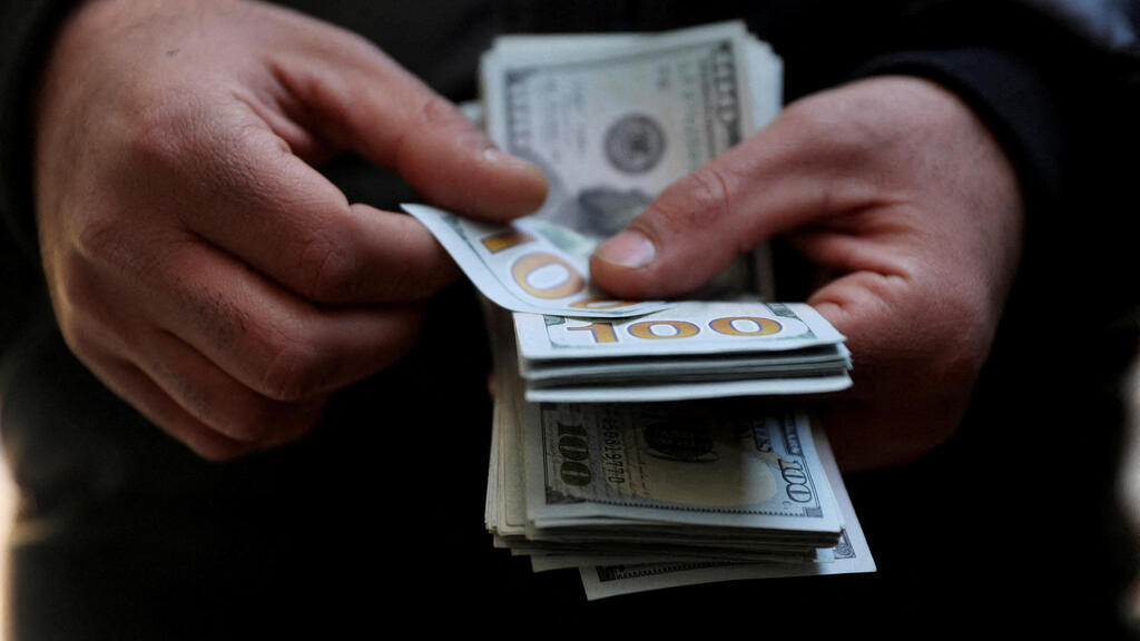 טהרן איראן איש מחזיק שטרות של דולרים