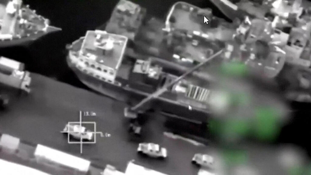 Footage released by Saudi Arabia showing a UAE vessel that Riyadh says delivered weapons to the STC at the port of Mukalla (Photo: Saudi-led Coalition/ Reuters) תיעוד שפרסמה סעודי וסבו נראה ספינה של איחוד האמירויות שלדבריה העברה נשק ל בדלנים מ מועצת המעבר הדרומית STC בעיר הנמל אל-מוכלא שבה תקפה סעודיה