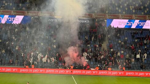 אוהדי הפועל חיפה שורפים שלט במשחק מול בני סכנין