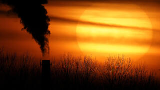 תעשיית הדלקים המאובנים בארצות הברית, שמאיצה את פליטת גזי החממה ומחריפה את שינויי האקלים