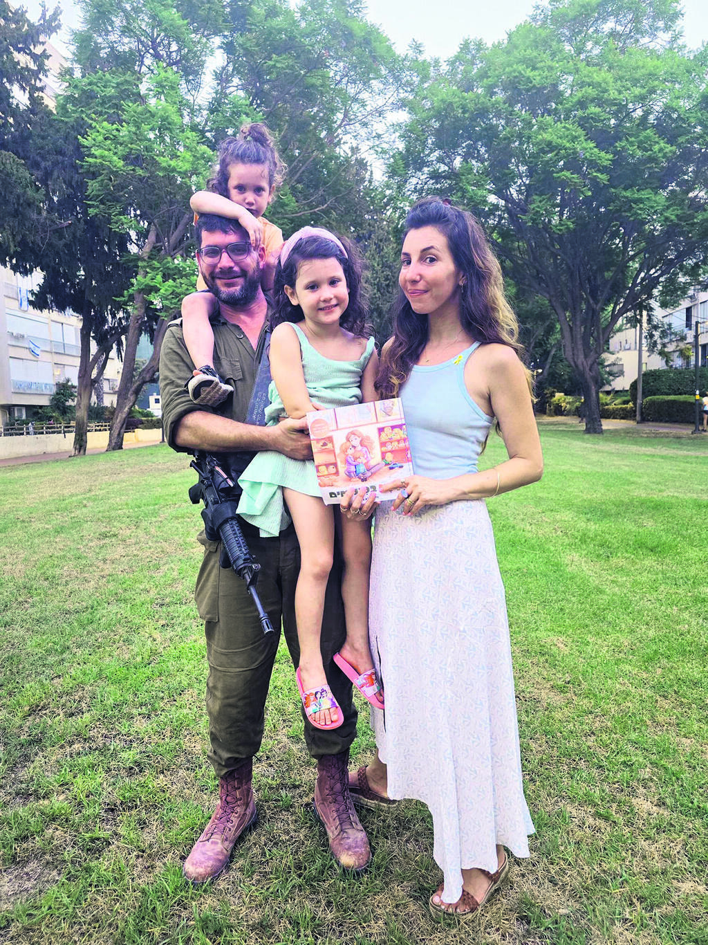 Merav Geva-Grumer, her husband Dudi and their kids (Photo: Keren Natanzon) מירב גבע גרומר, בעלה דודי והילדים