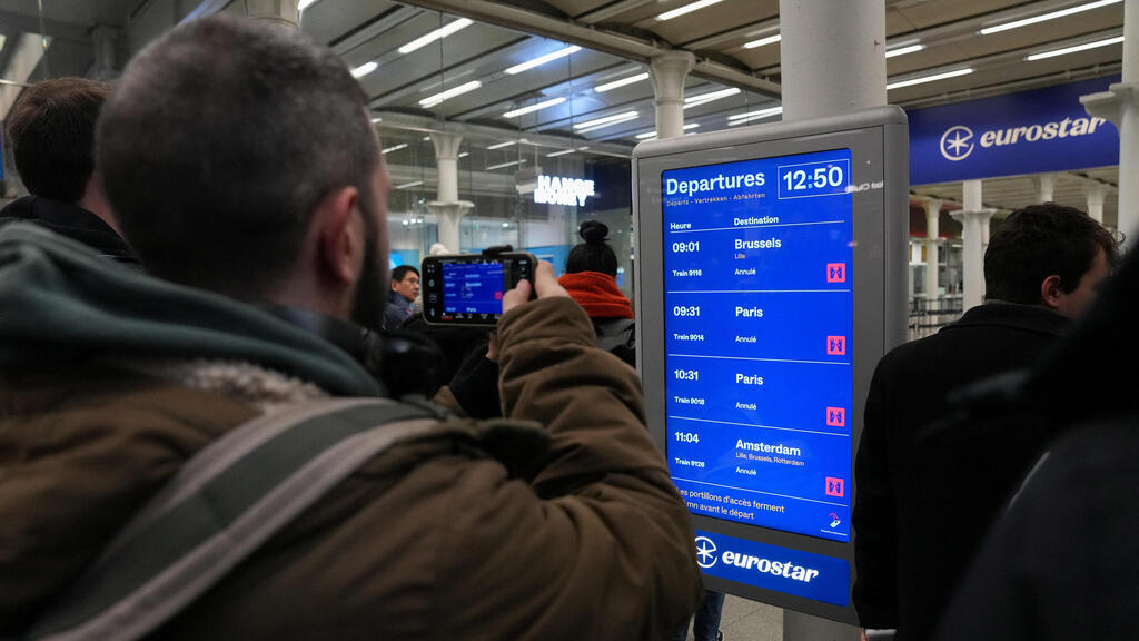 תחנת רכבת ב לונדון בריטניה בצל שיבושי ענק בשירות יורוסטאר ב מנהרת התעלה