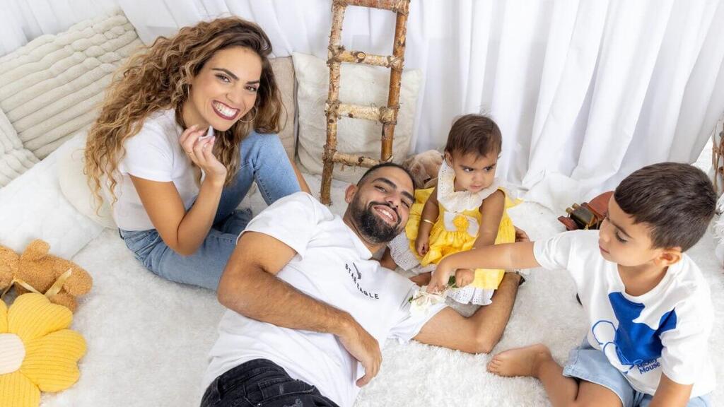 Osher Partuk with his wife and kids (Photo: Ilanit Kitzoni) אושר פרטוק, מילואימניק, עם משפחתו - אשתו וילדיו