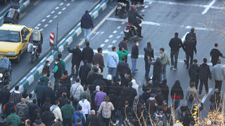 מפגינים ב טהרן איראן נגד המצב הכלכלי