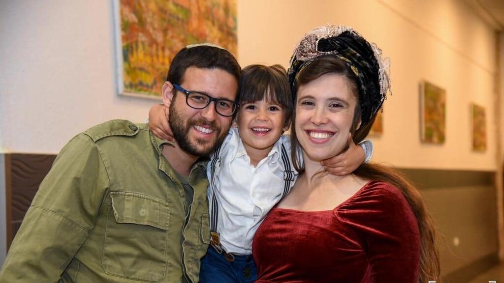 Hadas Krisi with her family (Photo: Hillel Lederman) הדס כריסי, לוחמת במיל' - עם משפחתה
