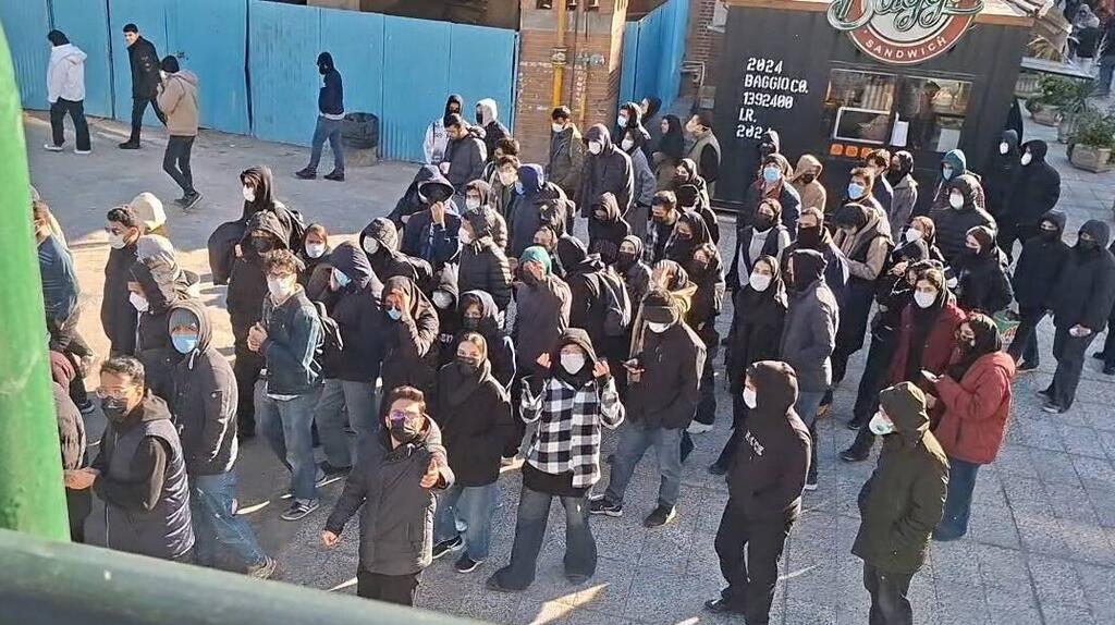 סגר בחלקים מטהרן, איראן מינתה נגיד חדש ומאיימת על המפגינים ב"תגובה נחרצת"