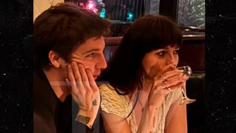 דקוטה ג'ונסון טאקר פילסברי 