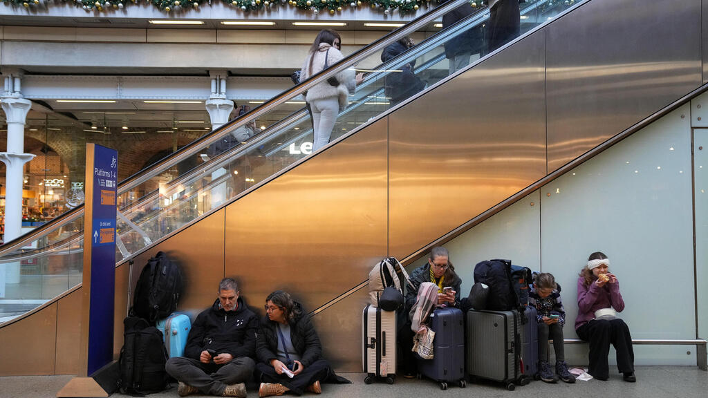 תחנת רכבת ב לונדון בריטניה בצל שיבושי ענק בשירות יורוסטאר ב מנהרת התעלה