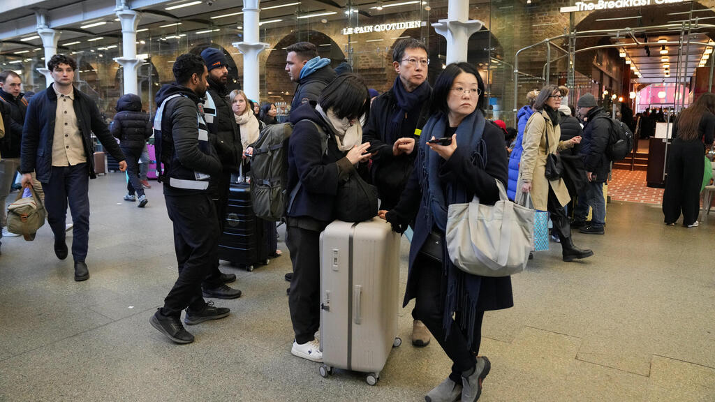 תחנת רכבת ב לונדון בריטניה בצל שיבושי ענק בשירות יורוסטאר ב מנהרת התעלה