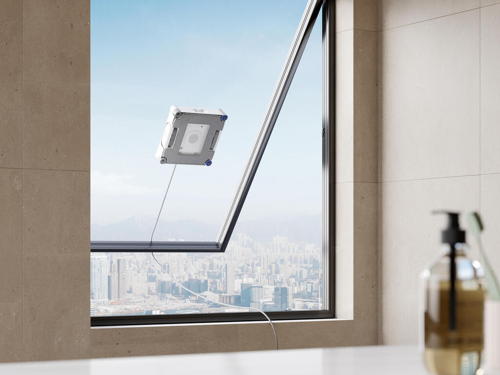Smart window-cleaning robots (Photo: Courtesy of ECOVACS) רובוט שמנקה לבד חלונות, למי שהעדיף להחליף קיר בחלון זכוכית