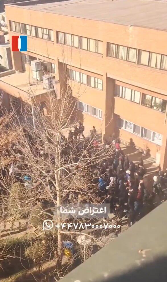 המפגינים באיראן קוראים "לא עזה ולא לבנון"