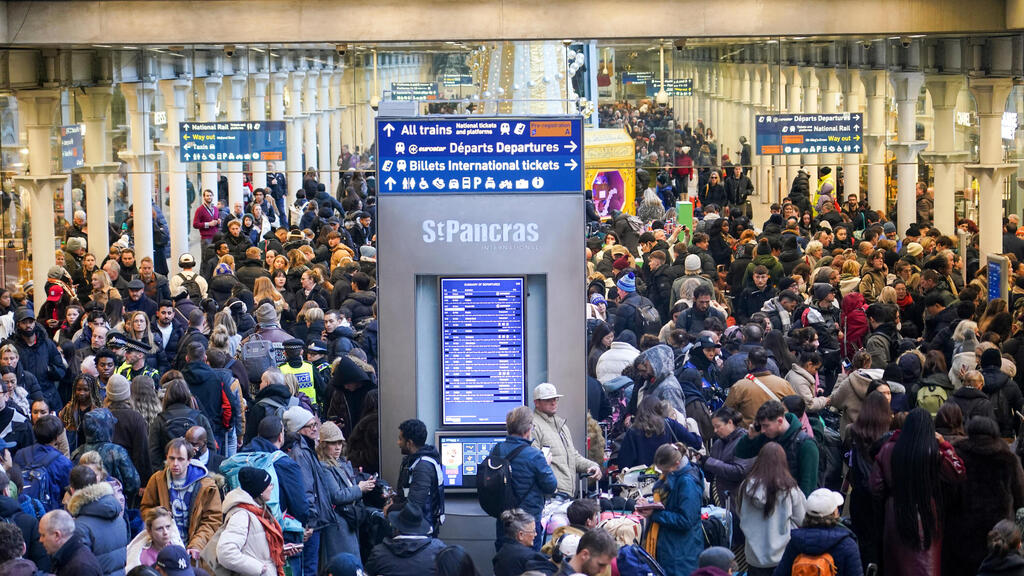 תחנת רכבת ב לונדון בריטניה בצל שיבושי ענק בשירות יורוסטאר ב מנהרת התעלה