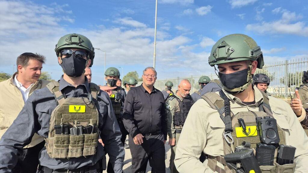 Бен-Гвир с бойцами спецназа полиции в Тарабине (Фото: Илана Куриэль) בן גביר עם כוחות משטרה בתראבין