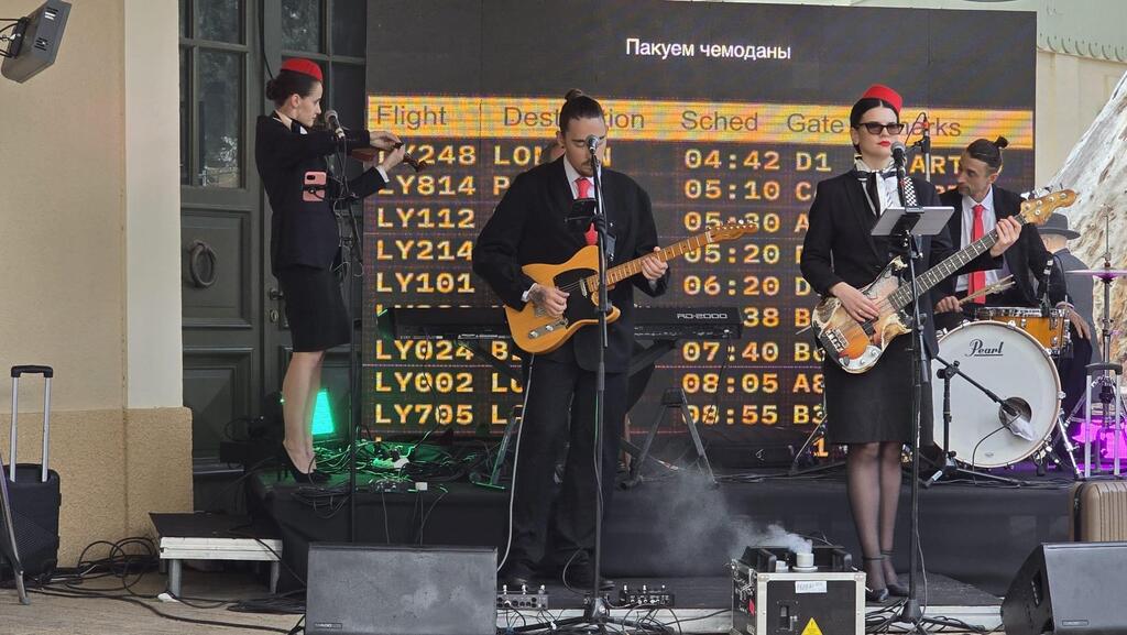 Сцена из спектакля "Пакуем чемоданы" 