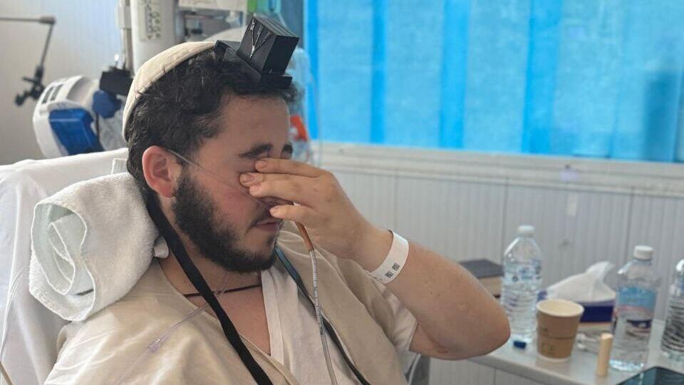 Leibel Lazarov recites 'Shema Yisrael' in hospital bed (Photo: Kfar Chabad magazine) ניצל בנס. לייבל לזרוב קורא "שמע ישראל" במיטה בבית החולים