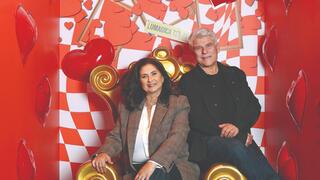  ענת וסיון פרג'
בתערוכה שהקימו.
"נסענו בשנתיים
האחרונות 180 אלף
קילומטר באוטו"