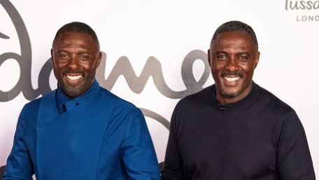 אידריס אלבה עם בובת השעווה שלו