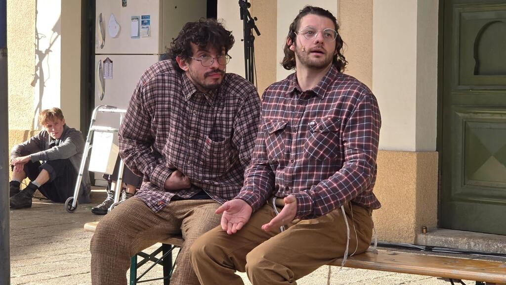 Сцена из спектакля "Пакуем чемоданы" 