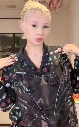 מה אבא שלך קנה לך?! אלבמה בארקר (צילום מסך) אלבמה בארקר