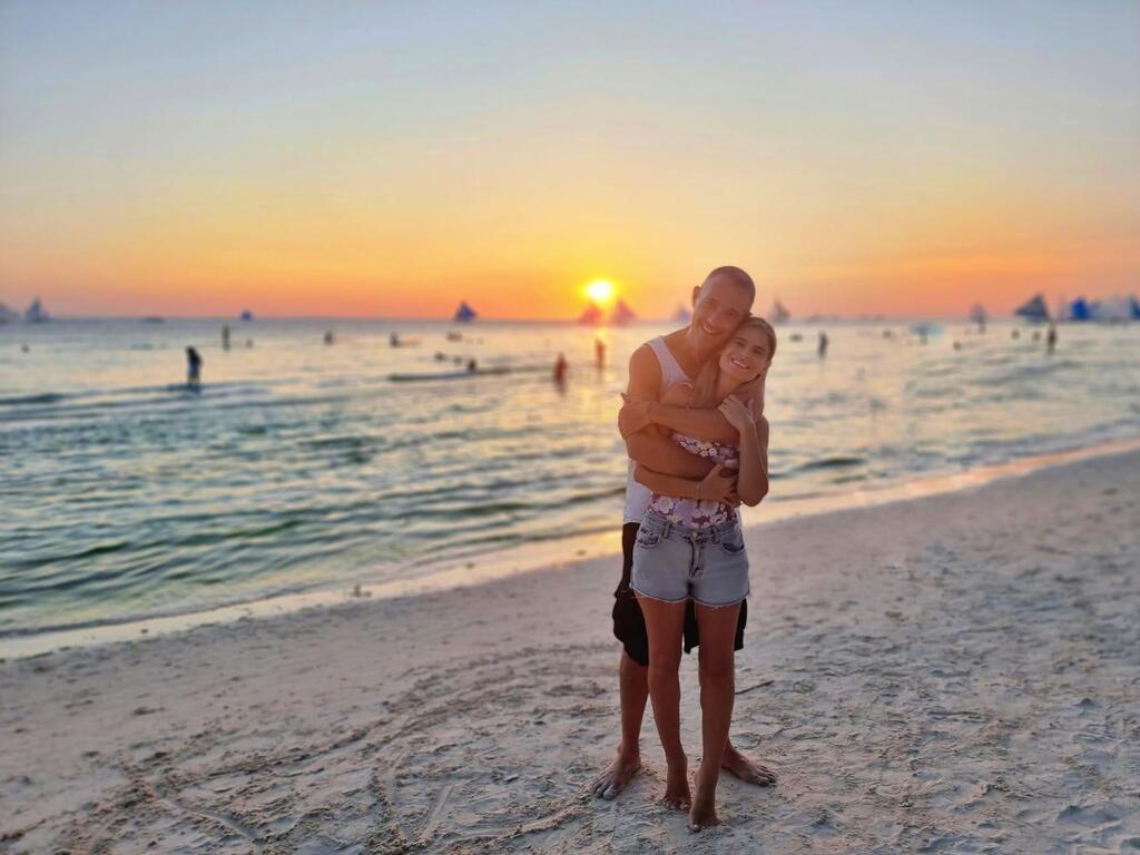 "Instead of chasing abstract ‘happiness,’ I began to measure 'life satisfaction'. Rozental and wife Efrat (Photo: Private album) אריק רוזנטל ואשתו, אפרת