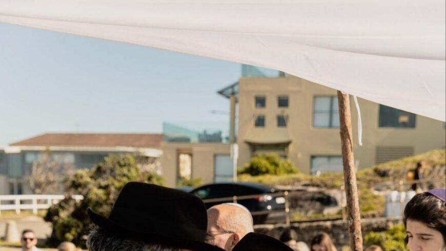 Leibel Lazarov next to murdered Chabad emissary, Rabbi Eli Shlenger. Archive (Photo: Kfar Chabad magazine) לייבל לזרוב לצד שליח חב"ד שנרצח, הרב אלי שלנגר. ארכיון