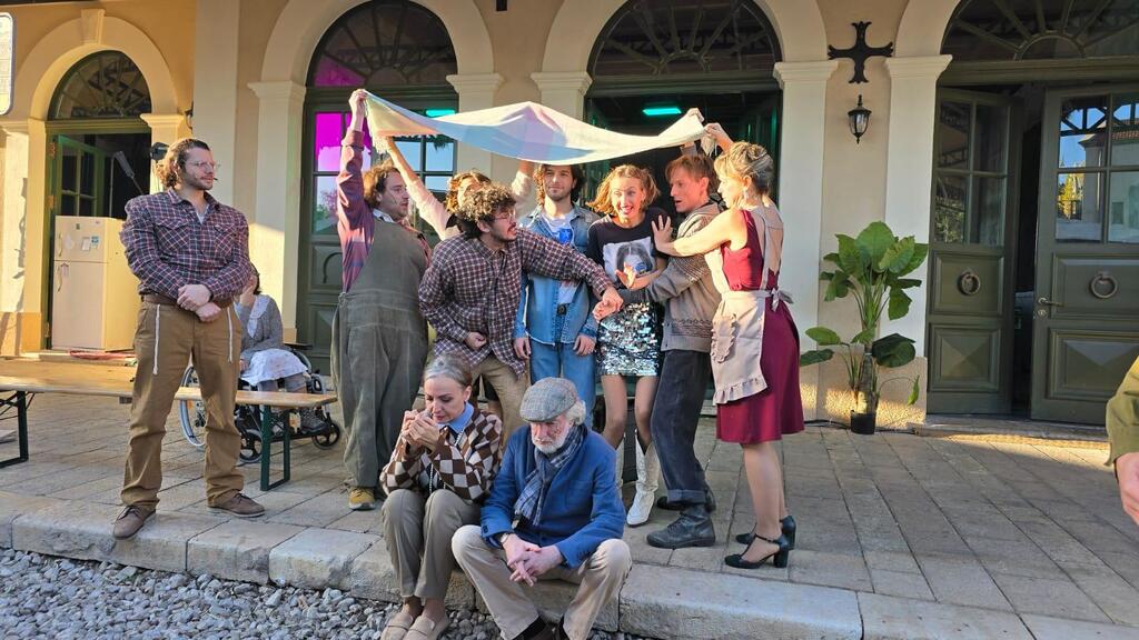 Сцена из спектакля "Пакуем чемоданы" 