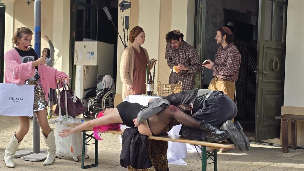 Сцена из спектакля "Пакуем чемоданы" 