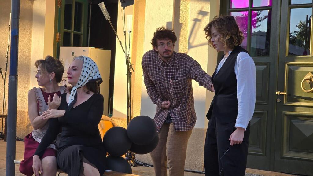 Сцена из спектакля "Пакуем чемоданы" 