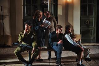 Сцена из спектакля "Пакуем чемоданы" 