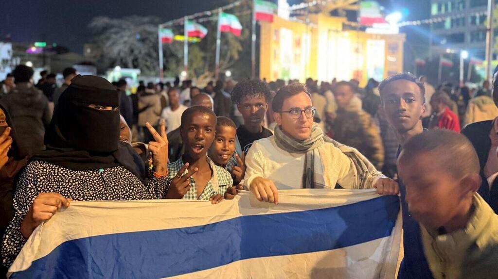 הרב יוסף גרמון ותושבי סומלילנד עם דגל ישראל