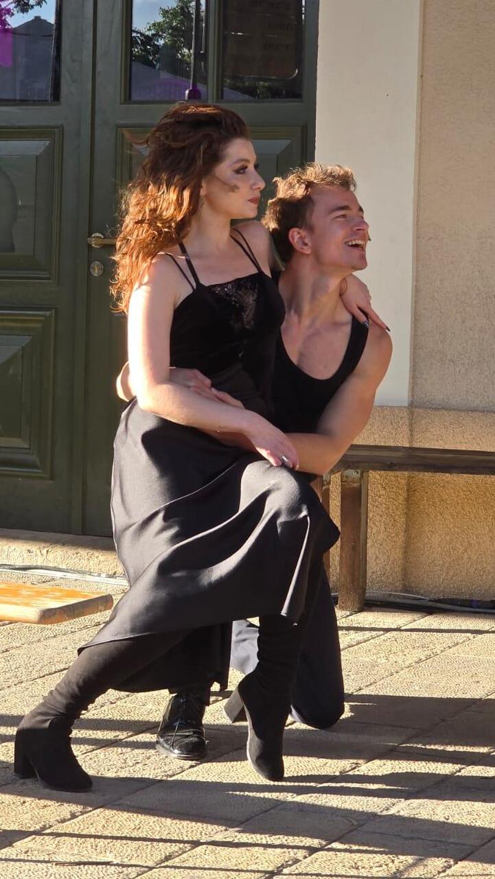 Сцена из спектакля "Пакуем чемоданы" 