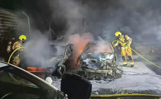 הרכבים בלהבים הוצתו בתור נקמה על פעילות המשטרה בתראבין פעולות כיבוי האש במקום | צילום: כבאות והצלה לישראל