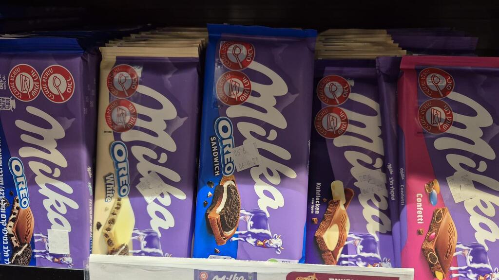 Шоколадные плитки Milka (Фото: Мейрав Кристал) מוצרי מילקה שממשיכים להימכר בשופרסל
