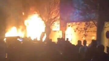 איראן הפגנות נגד המשטר אש בוערת ב תחנת המשטרה ב אזנה