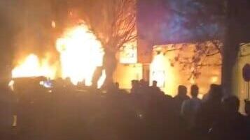 איראן הפגנות נגד המשטר אש בוערת ב תחנת המשטרה ב אזנה