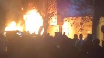 איראן הפגנות נגד המשטר אש בוערת ב תחנת המשטרה ב אזנה