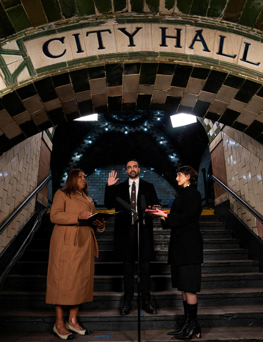 ראש העיר ניו יורק זוהראן ממדאני נשבע אמונים בטקס פרטי בתחנת רכבת נטושה בעיר  