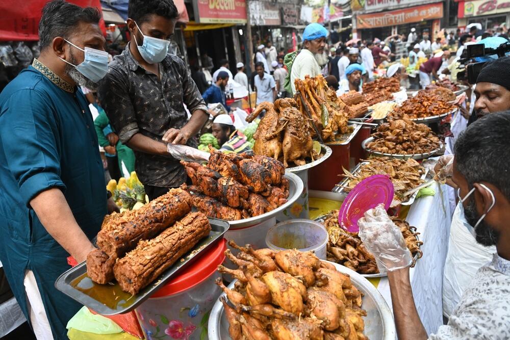 Street food in Dhaka (Photo: Cyrille Redor / Shutterstock) אוכל רחוב בדאקה