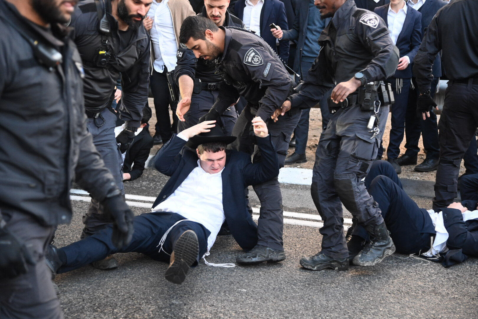 אנשי הפלג הירושלמי החרדי במחאה על מעצר עריקים 