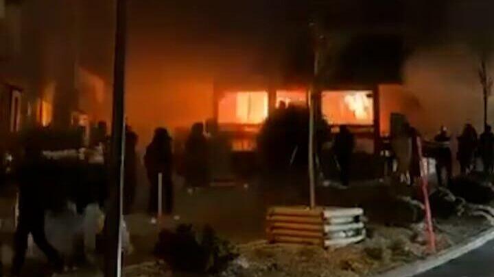 Fire in Le Constellation Bar and Lounge in the Swiss Alps זירת פיצוץ בבר ב קראנס-מונטנה שווייץ עיירת סקי ב האלפים השווייצריים